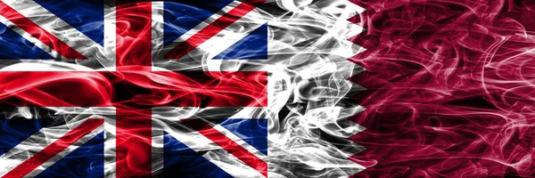 イギリス対カタール煙サイド サイド配置フラグ 厚い色のイギリスとカタールの絹のような煙フラグ — ストック写真