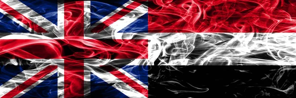 Bandeiras Fumaça Reino Unido Iêmen Colocadas Lado Lado Bandeiras Fumo — Fotografia de Stock