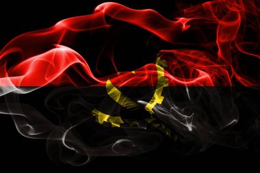 Angola Ulusal bayrak renkli duman siyah arka plan üzerine izole yapılmış. Soyut ipeksi dalga arka plan.