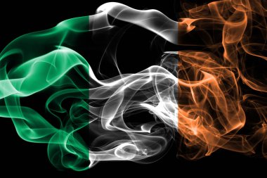 İrlanda'nın ulusal bayrak renkli duman siyah arka plan üzerine izole yapılmış. Soyut ipeksi dalga arka plan.