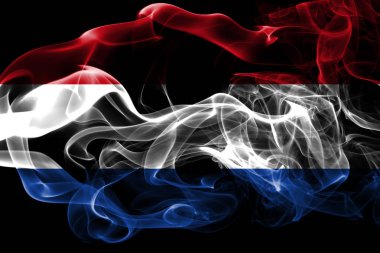 Hollanda bayrağı renkli duman siyah arka plan üzerine izole yapılmış. Soyut ipeksi dalga arka plan.