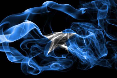 Somali bayrağı renkli duman siyah arka plan üzerine izole yapılmış. Soyut ipeksi dalga arka plan.