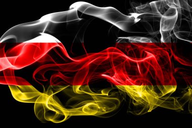 Ulusal bayrak Güney Osetya renkli duman izole üzerinde siyah arka plan yaptı. Soyut ipeksi dalga arka plan.