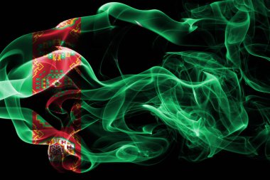 Türkmenistan bayrağı renkli duman siyah arka plan üzerine izole yapılmış. Soyut ipeksi dalga arka plan.