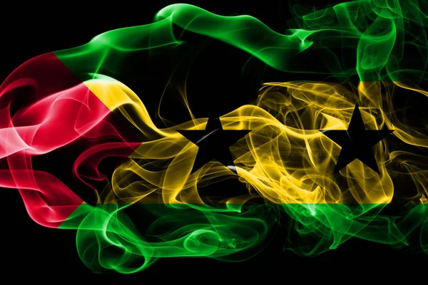 Nationalflagge Aus São Tomé Und Principe Aus Farbigem Rauch Isoliert — Stockfoto