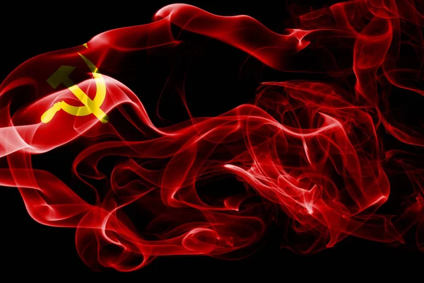 ソビエト連邦の国旗は 黒の背景に分離された色の煙からなされます 抽象的な絹のような波の背景 — ストック写真