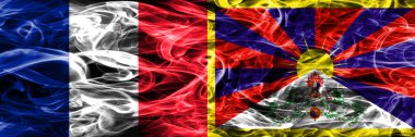 Fransa rakip Tibet duman bayrakları yan yana yerleştirilmiş. Fransa ve Tibet ipeksi duman bayrakları renkli kalın