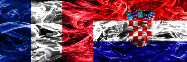 フランス対クロアチア煙サイド サイド配置フラグ 厚い色のフランス クロアチアの絹のような煙フラグ — ストック写真