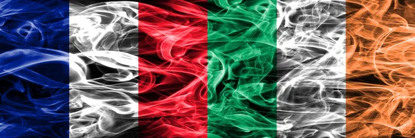 爱尔兰烟旗并排放置 法国和爱尔兰厚颜色的丝绸烟雾旗 — 图库照片