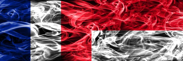 フランス モナコ煙サイド サイド配置フラグ フランスとモナコの絹のような煙の国旗色の厚 — ストック写真