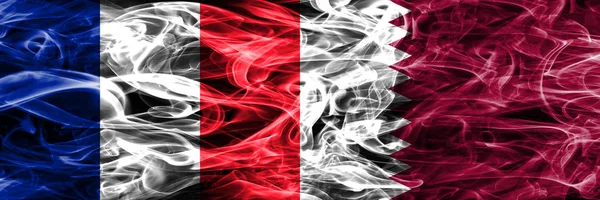 フランス対カタール煙サイド サイド配置フラグ 厚い色のフランスとカタールの絹のような煙フラグ — ストック写真