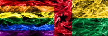 Eşcinsel vs Gine Bissau bayrakları yan yana yerleştirilmiş duman. Gay ve Gine Bissau ipeksi duman bayrakları renkli kalın