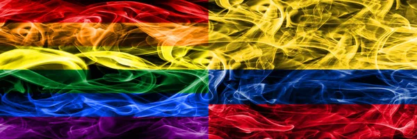 同性恋 哥伦比亚烟旗并排放置 同性恋和哥伦比亚厚颜色的丝绸烟雾旗 — 图库照片