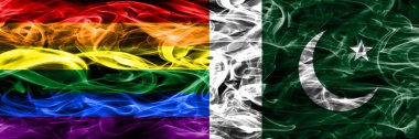 Eşcinsel vs Pakistan bayrakları yan yana yerleştirilmiş duman. Gay ve Pakistan ipeksi duman bayrakları renkli kalın