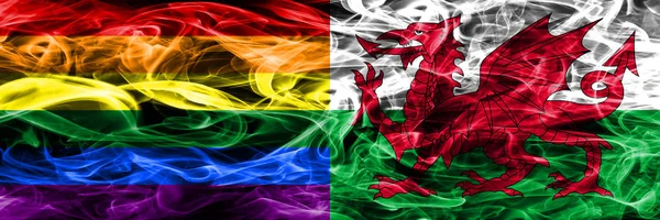 Геи Против Уэльса Курят Флаги Расположенные Рядом Толстые Шёлковые Дымовые — стоковое фото