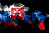 Szlovákia zászlaja készült színes füst elszigetelt fekete háttér. Háttér absztrakt selymes hullám.