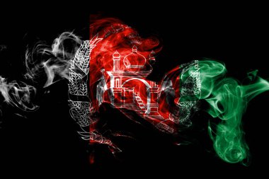 Afganistan'ın ulusal bayrak renkli duman siyah arka plan üzerine izole yapılmış. Soyut ipeksi dalga arka plan.