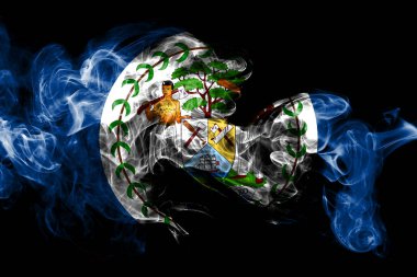 Belize bayrağı renkli duman siyah arka plan üzerine izole yapılmış. Soyut ipeksi dalga arka plan.