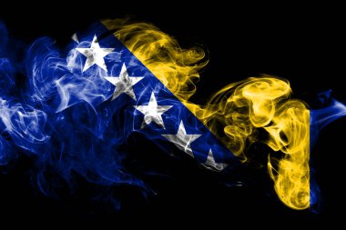 Bosna-Hersek Ulusal bayrak renkli duman izole üzerinde siyah arka plan yaptı. Soyut ipeksi dalga arka plan.