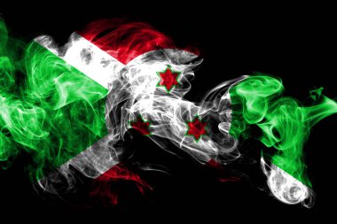 Burundi bayrağı renkli duman siyah arka plan üzerine izole yapılmış. Soyut ipeksi dalga arka plan.