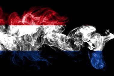 Hollanda bayrağı renkli duman siyah arka plan üzerine izole yapılmış. Soyut ipeksi dalga arka plan.
