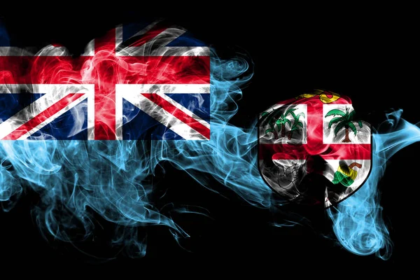 Fiji ulusal bayrak renkli duman siyah arka plan üzerine izole yapılmış. Soyut ipeksi dalga arka plan.