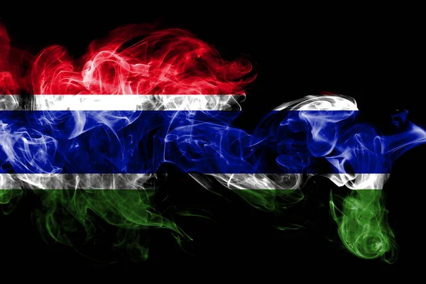Gambiya ulusal bayrak renkli duman siyah arka plan üzerine izole yapılmış. Soyut ipeksi dalga arka plan.