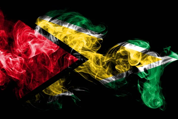 ガイアナの国旗は 黒の背景に分離された色の煙から作られました 抽象的な絹のような波の背景 — ストック写真