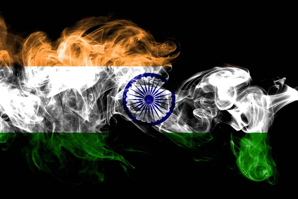 インドの国旗は 黒の背景に分離された色の煙から作られました 抽象的な絹のような波の背景 — ストック写真