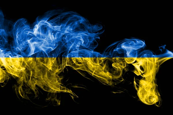 Ukrayna ulusal bayrak renkli duman siyah arka plan üzerine izole yapılmış. Soyut ipeksi dalga arka plan.