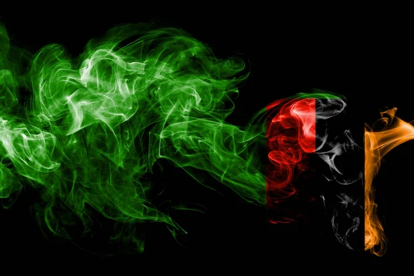 赞比亚国旗由黑色背景上的有色烟雾制成 抽象丝质波浪背景 — 图库照片