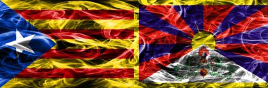 Catalonia vs Tibet duman bayrakları yan yana yerleştirilmiş kopyalayın. Kalın ipeksi duman bayrak Katalanca ve Tibet kopya, renkli