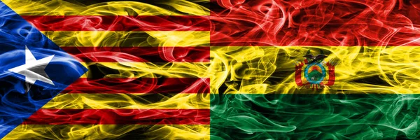 Catalunha Bolívia Copiam Bandeiras Fumaça Colocadas Lado Lado Bandeiras Fumaça — Fotografia de Stock