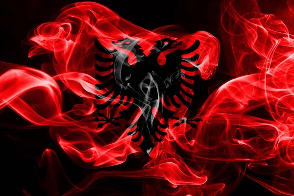 Renkli Duman Siyah Arka Plan Üzerine Izole Arnavutluk Ulusal Bayrak — Stok fotoğraf