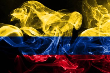 Renkli duman siyah arka plan üzerine izole Kolombiya ulusal bayrak imal