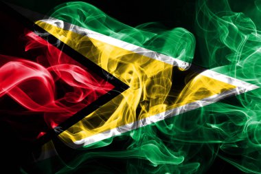 Renkli duman siyah arka plan üzerine izole Guyana ulusal bayrak imal