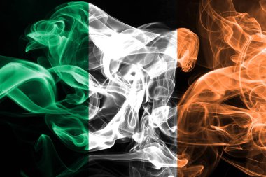 Renkli duman siyah arka plan üzerine izole İrlanda'nın ulusal bayrak imal