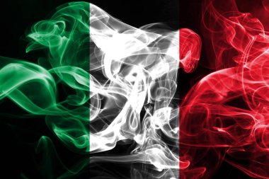 İtalya'nın ulusal bayrak renkli duman siyah arka plan üzerine izole yapılmış