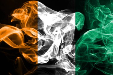 Fildişi Sahili bayrağı renkli duman siyah arka plan üzerine izole yapılmış