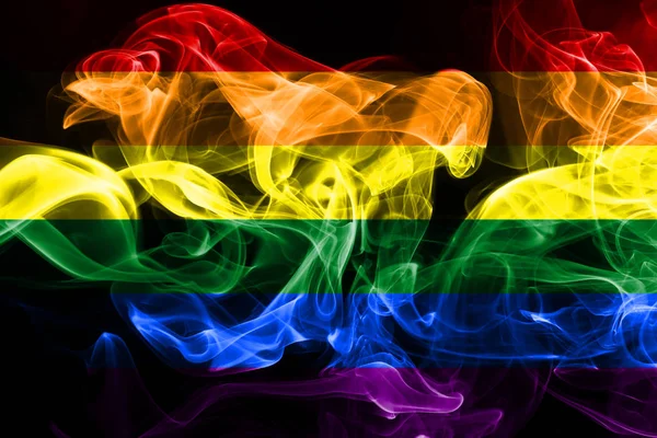 从黑色背景上隔离的有色烟雾制作的同性恋国旗 — 图库照片