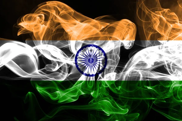 黒の背景に分離された色付きの煙から作られるインドの国旗 — ストック写真