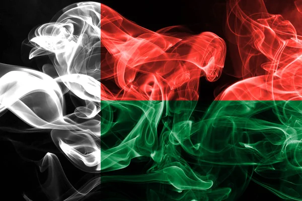 Εθνική Σημαία Της Μαδαγασκάρης Κατασκευασμένα Από Χρωματιστό Καπνού Που Απομονώνονται — Φωτογραφία Αρχείου