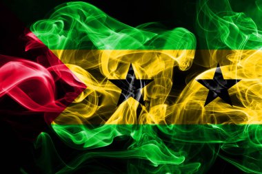 Sao Tome ve Principe ulusal bayrak renkli duman izole üzerinde siyah arka plan yaptı