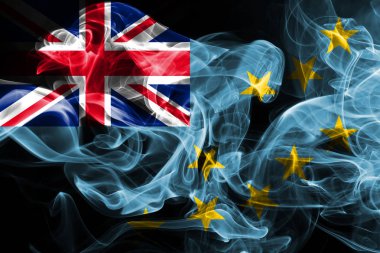 Renkli duman siyah arka plan üzerine izole Tuvalu bayrağı yapılmış