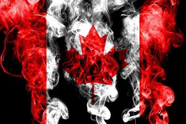 Kanada ulusal bayrak renkli duman siyah arka plan üzerine izole yapılmış