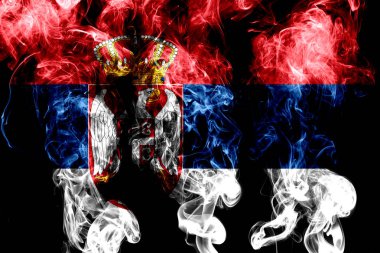 Renkli duman siyah arka plan üzerine izole Sırbistan Ulusal bayrak imal