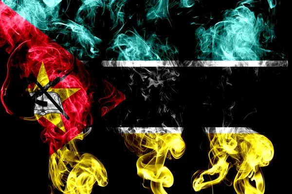 Государственный Флаг Мозамбика Цветного Дыма Черном Фоне — стоковое фото