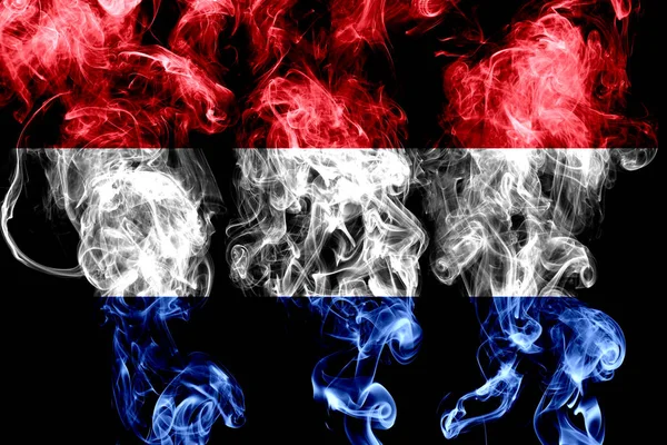 荷兰国旗由黑色背景的有色烟雾制成 — 图库照片