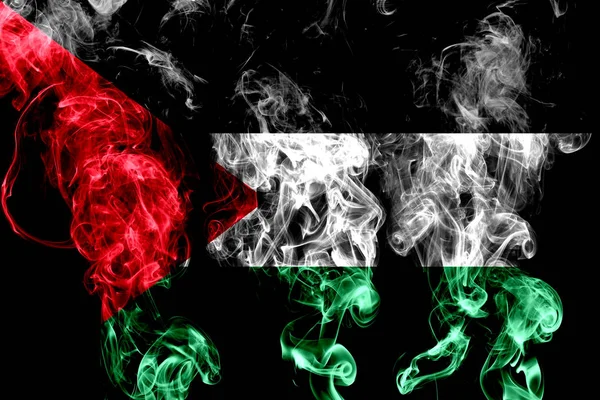从黑色背景上隔离的有色烟雾制成的巴勒斯坦国旗 — 图库照片
