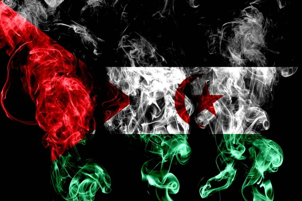 从黑色背景上隔离的有色烟雾制成的撒哈拉国旗 — 图库照片